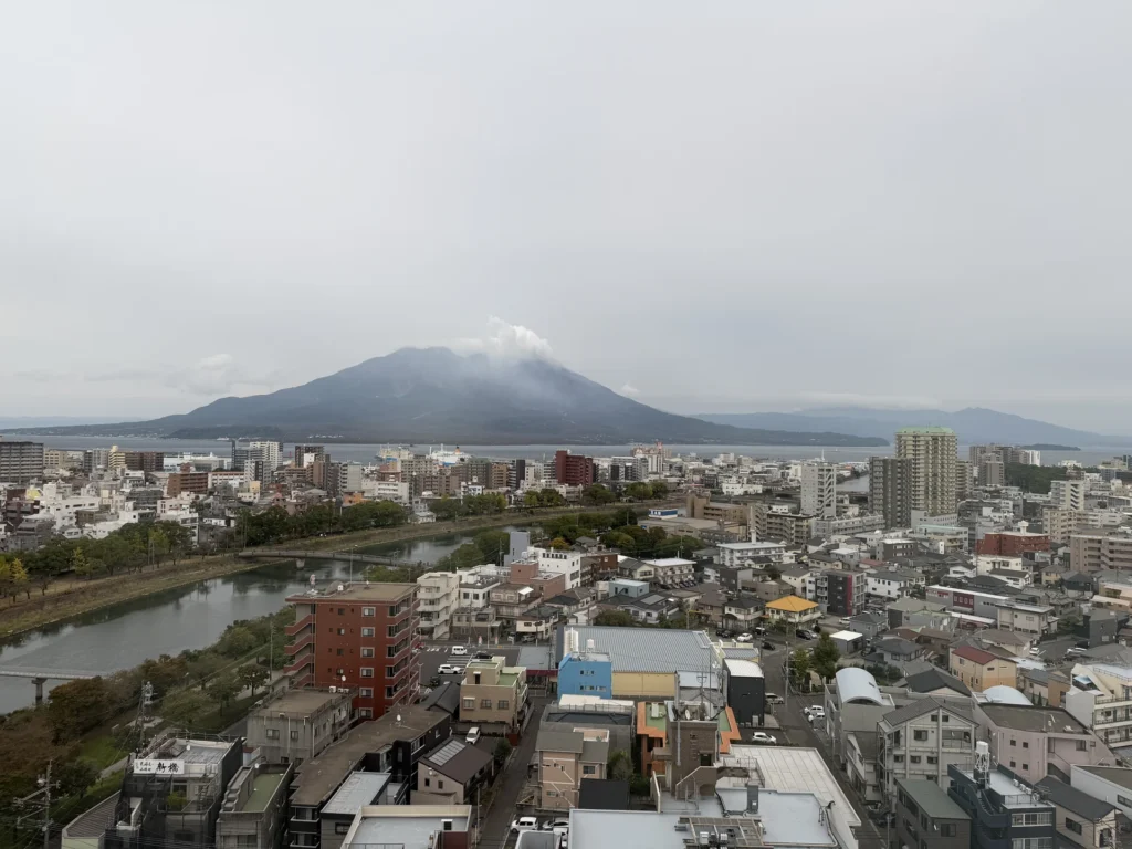 シェラトン鹿児島の客室の窓から望む桜島と市街地