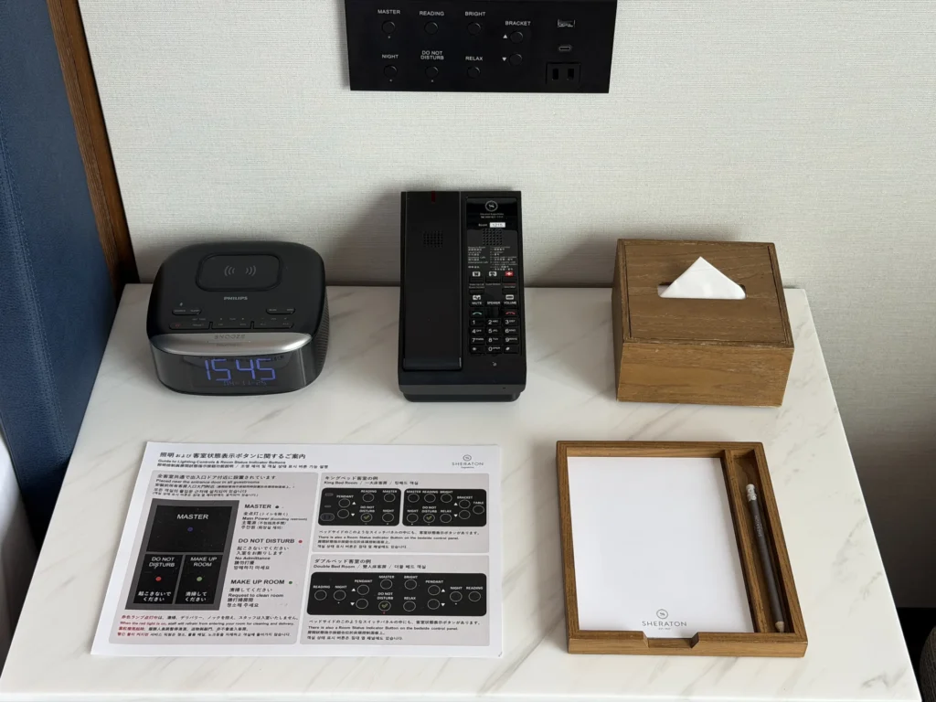 シェラトン鹿児島のベッドサイドの電話と時計