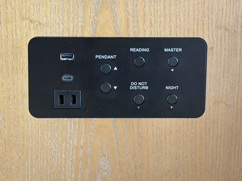 シェラトン鹿児島の枕元の照明スイッチ・コンセント・充電端子