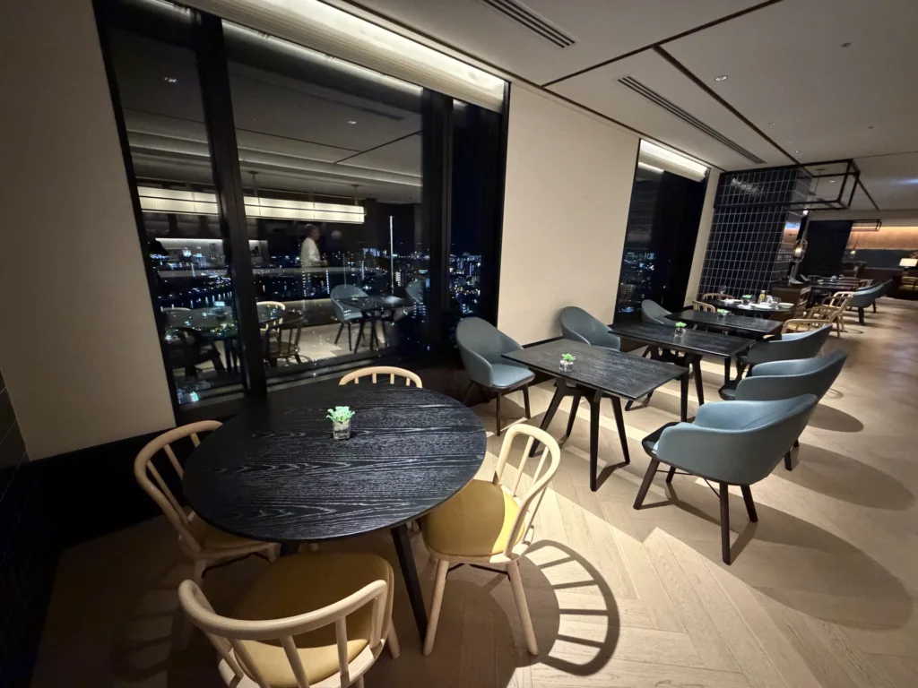 シェラトン鹿児島の夜のラウンジのテーブル席