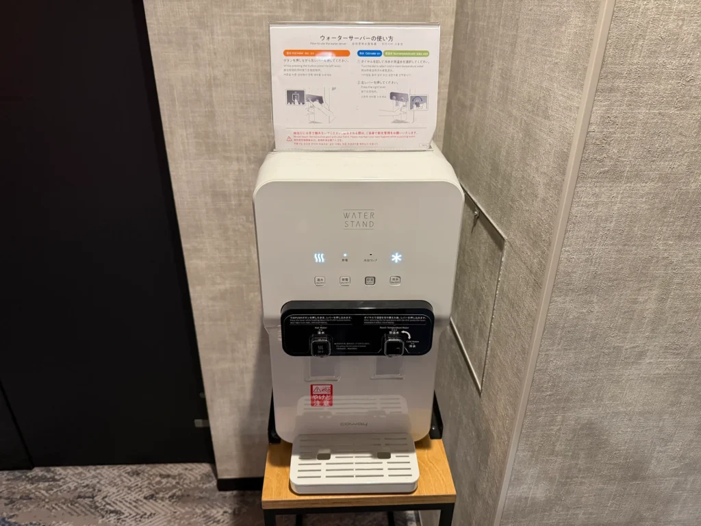 グランドプリンスホテル大阪ベイの廊下に設置されたウォーターサーバー