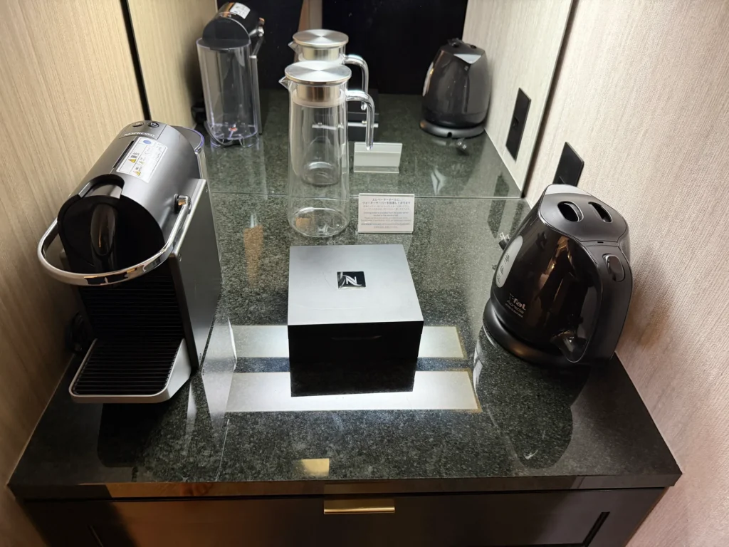 グランドプリンスホテル大阪ベイの客室のコーヒーマシンと電気ケトル