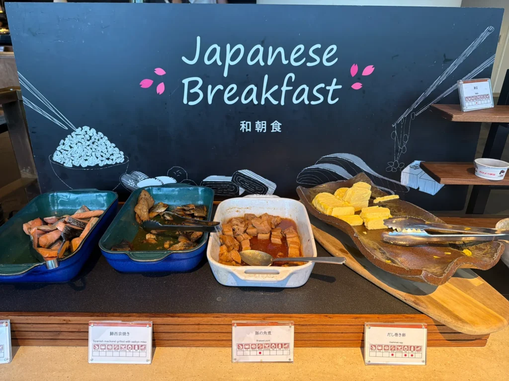 グランドプリンスホテル大阪ベイの和朝食のおかずが並ぶコーナー