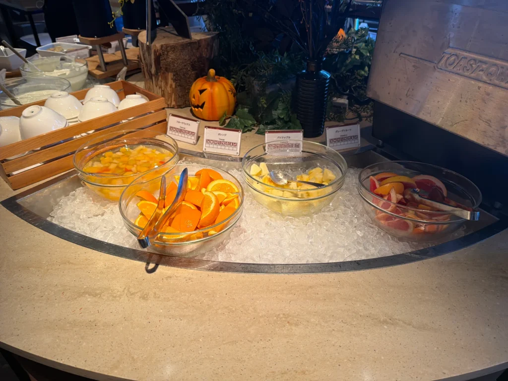 グランドプリンスホテル大阪ベイの朝食のフルーツとヨーグルト