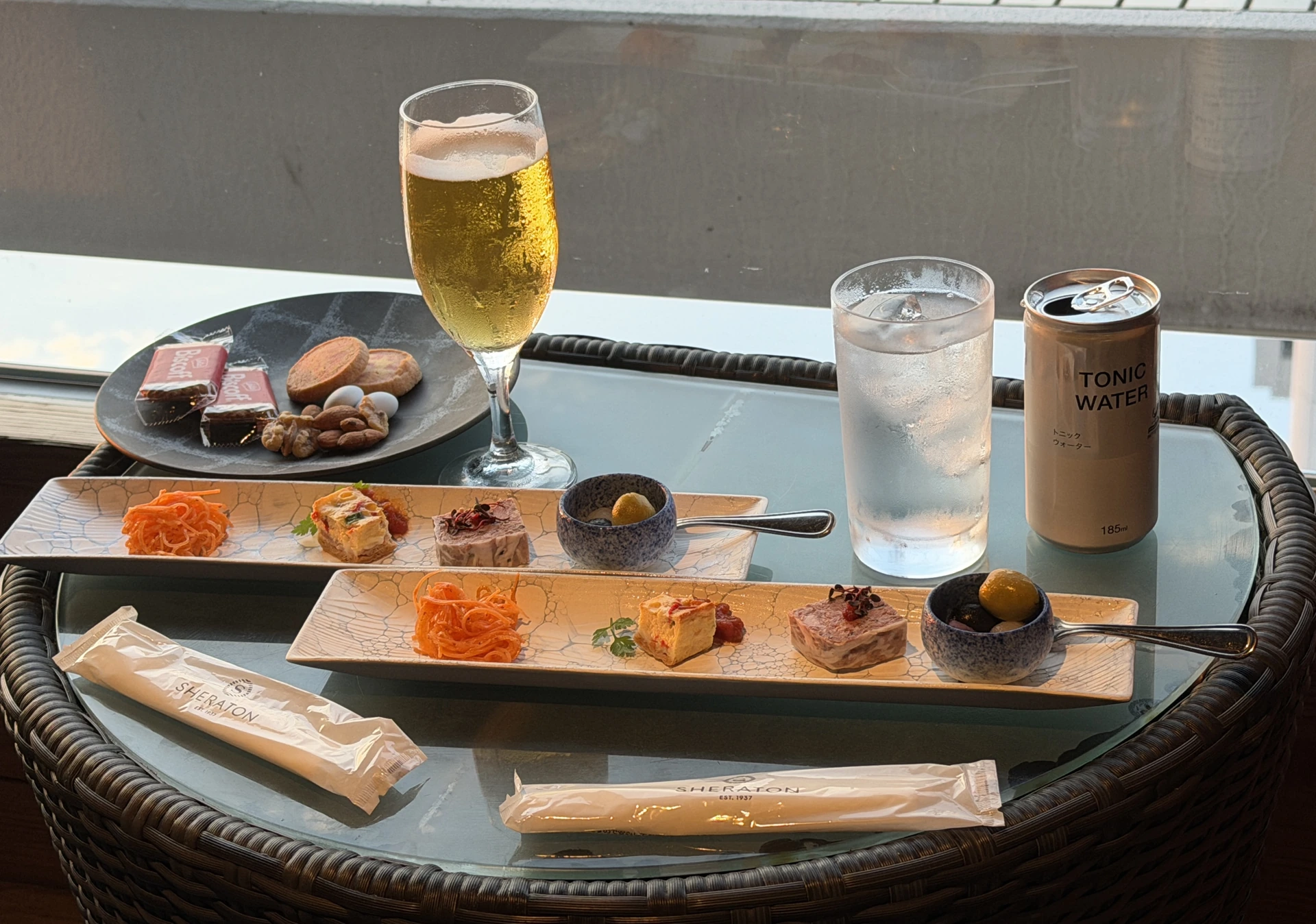 神戸ベイシェラトンホテル&タワーズの夜のラウンジでいただいたプレートとビール