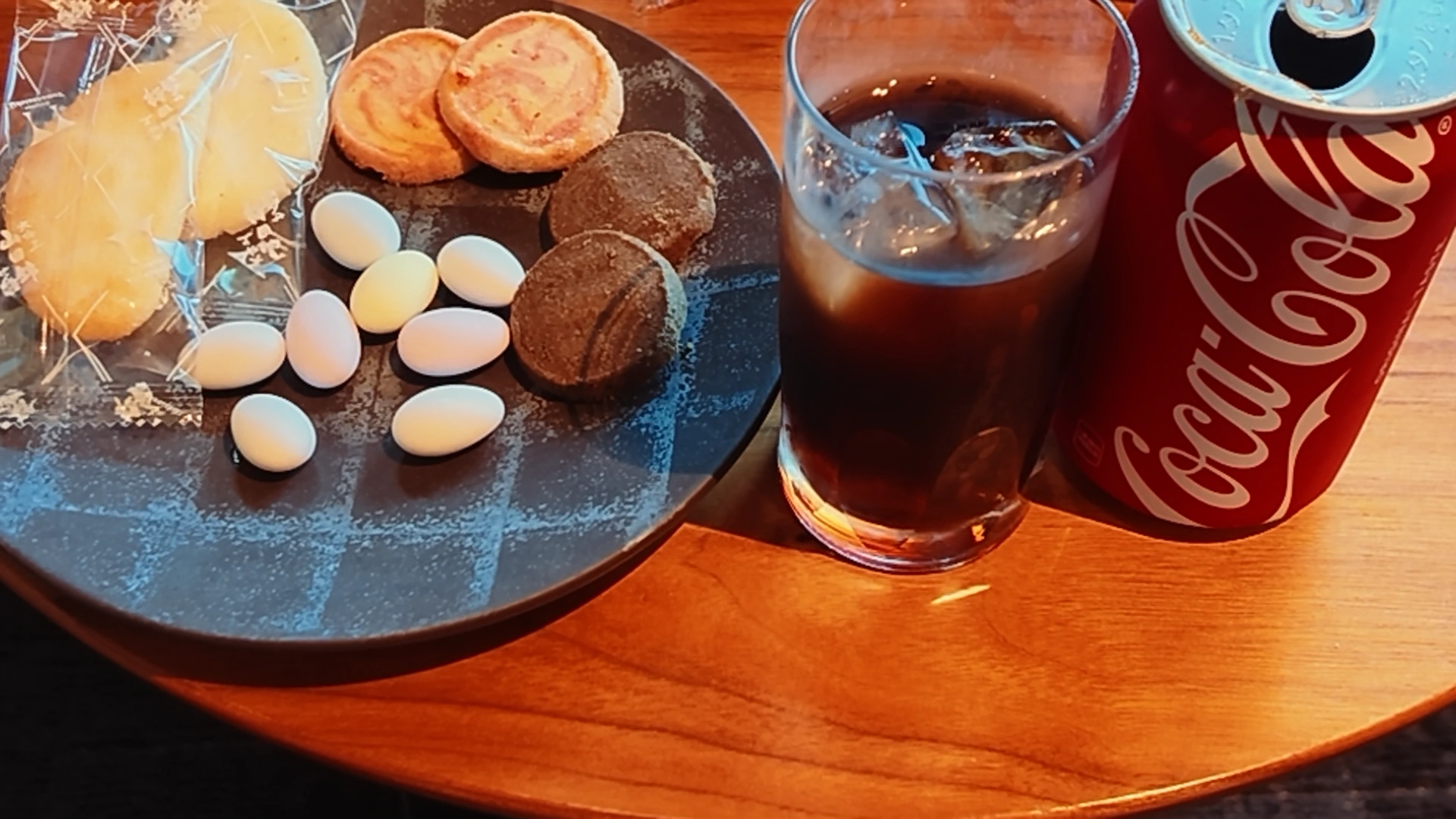 神戸ベイシェラトンホテル&タワーズのラウンジでいただいた飲み物とお菓子