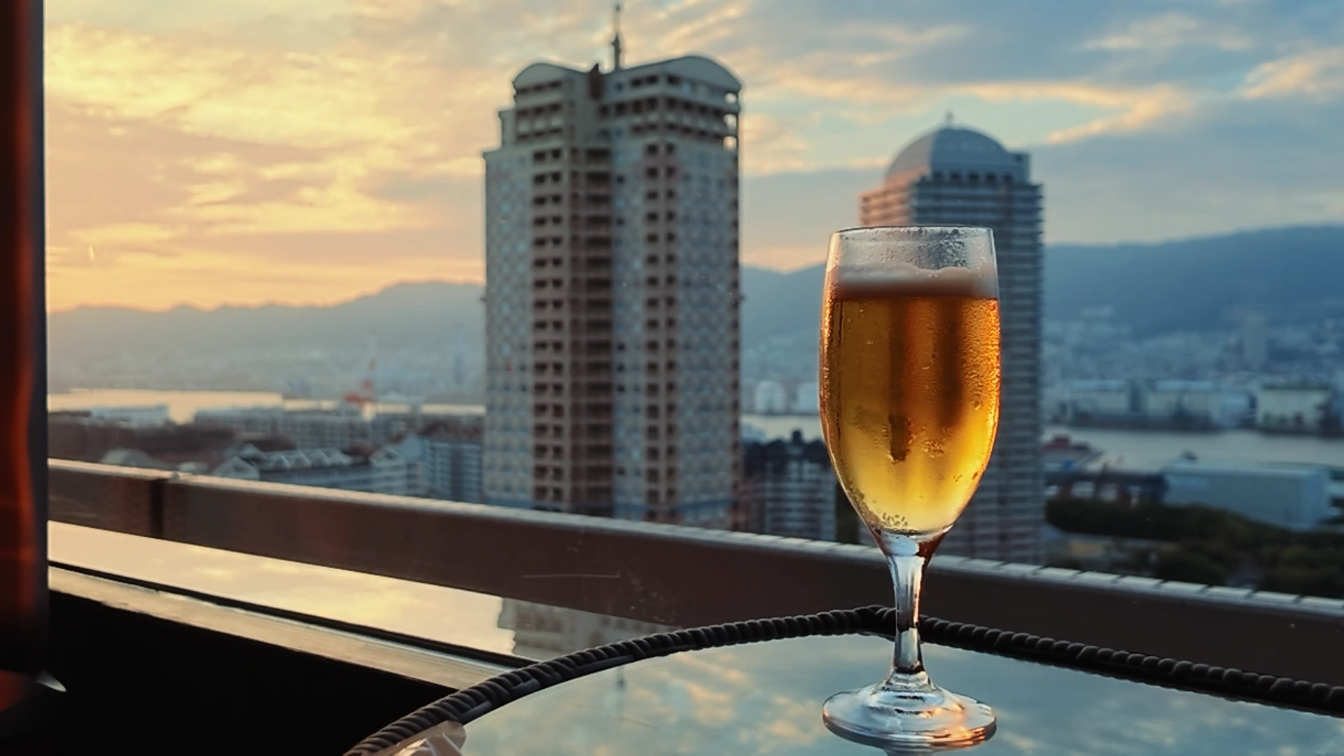 神戸ベイシェラトンホテル&タワーズの窓辺でいただくビールと夕景